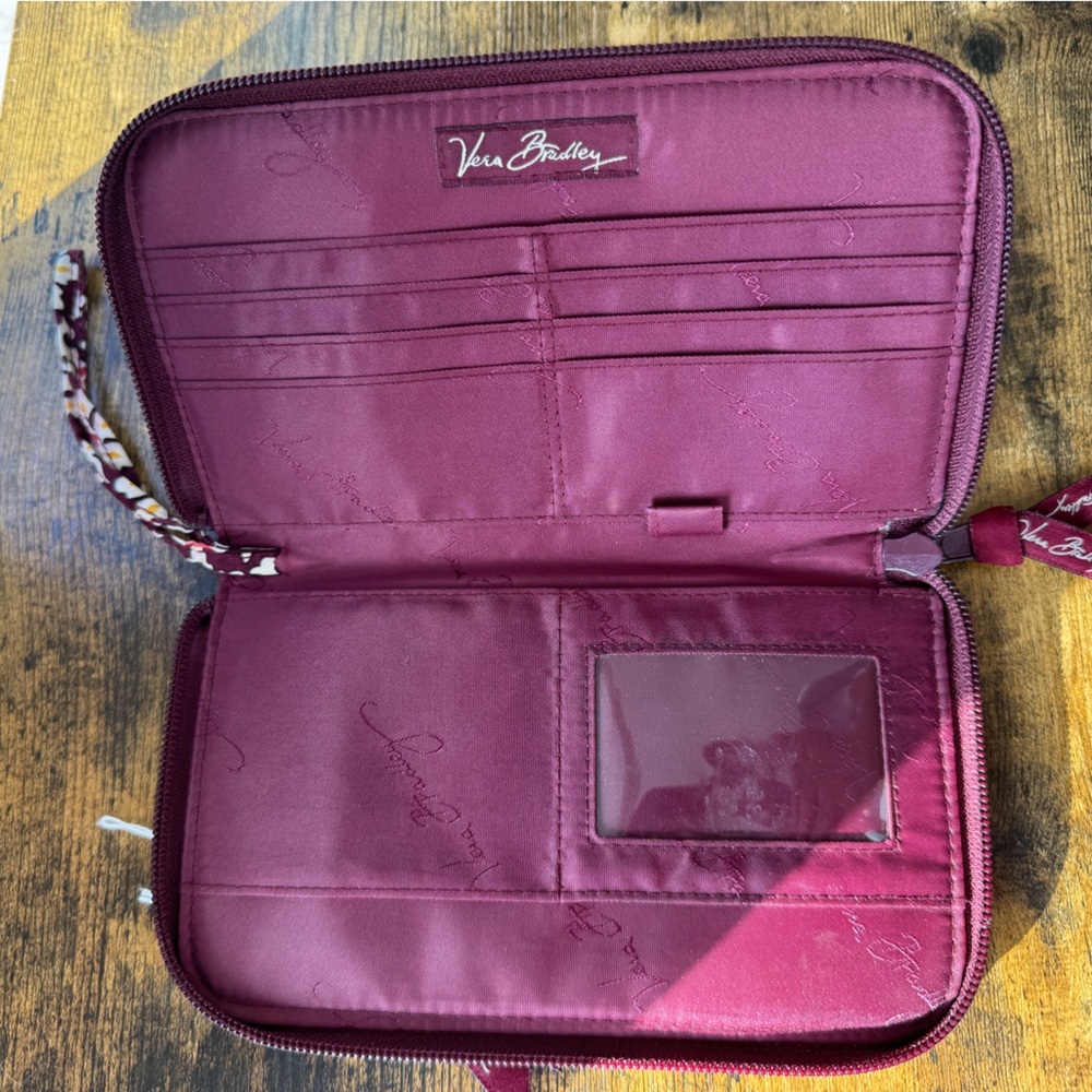 NWOT Vera Bradley large “Medallion” zip around wallet - Picture 3 of 3